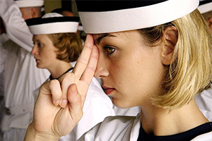 水兵帽の被り方を伝授される士官候補生