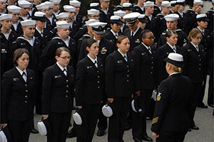 米海軍女性水兵の髪型検査