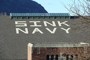 建物の屋根に書かれた文字