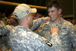 陸軍士官学校の候補生が兵科の徽章をつける