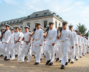 アナポリス米国海軍兵学校の新入生の行進練習