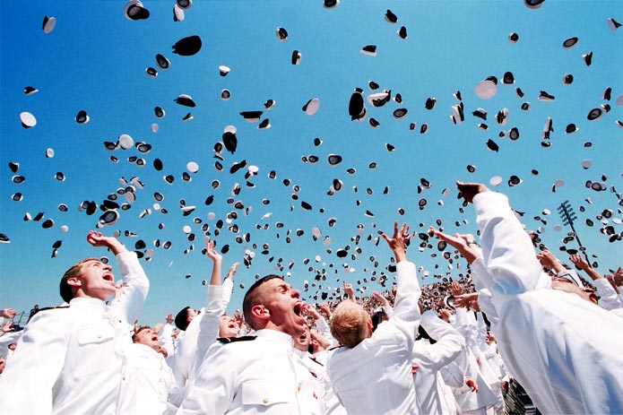 アメリカ海軍兵学校の卒業式のハット・トス