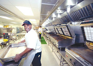 アナポリス海軍兵学校で食事の用意をする厨房のスタッフ