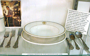 潜水艦の士官室で使われていた食器