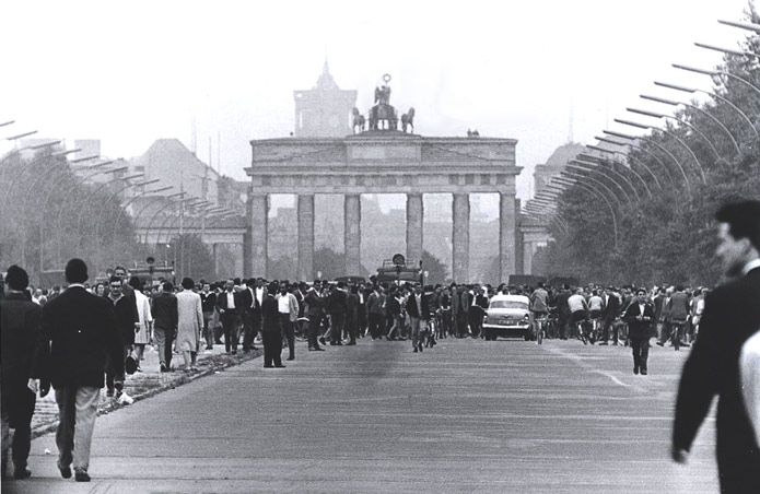 まだ通行が自由だった頃のベルリンのブランデンブルグ門