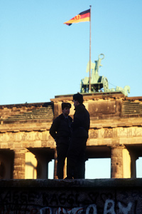 ベルリンの壁崩落で公式開通行事を待つ東独の警備兵