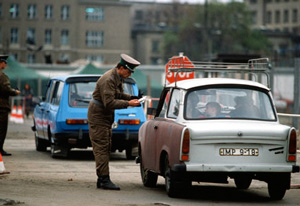 ベルリンで車両検問中の東独の警官