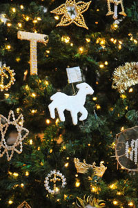 アナポリス海軍士官学校のクリスマス飾りのヤギのユキちゃん