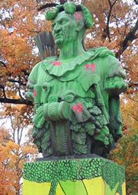 グリーンなアナポリス海軍兵学校の銅像