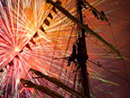 船のマストと建国記念日の花火
