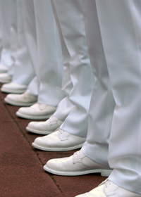 米国海軍兵学校の士官候補生の白い靴が並ぶ光景