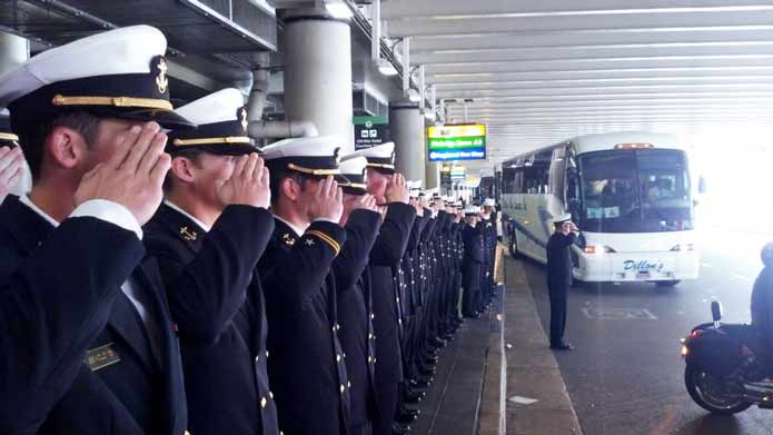 アナポリス米国海軍兵学校の士官候補生がバスで移動する様子