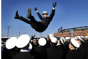 海軍兵学校の胴上げ