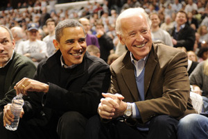 アーミーネイビーゲームを観戦するオバマ大統領とバイデン副大統領
