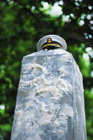 アナポリス海軍士官学校 ハーンドン・モニュメントの頂上の士官候補生の制帽