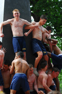 アナポリス海軍士官学校にあるハーンドン記念碑に登る為の壁を築く士官候補生達
