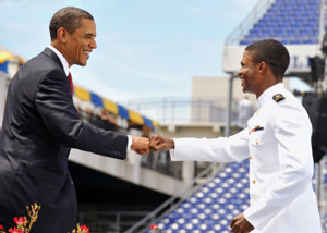 アナポリス海軍士官学校でオバマ大統領と交流する生徒