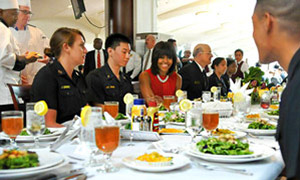 アメリカ海軍兵学校で食事をする大統領夫人