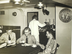 船の士官室で珈琲を飲む士官達
