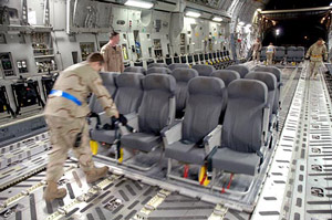 座席積み込み中の軍用機