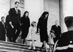 ケネディ大統領の葬列に向かう遺族