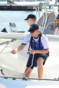アナポリス海軍兵学校の一年生が夏期訓練で行うセールボートの基本操作訓練