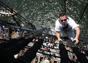 ボストン艦隊祭でマストに登る乗組員