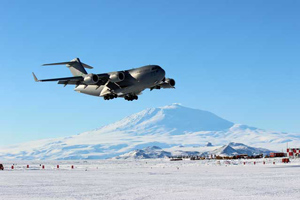 C-17で南極に到着