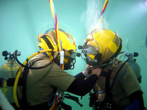 潜水訓練中の士官候補生
