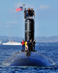 ギリシャで浮上する潜水艦