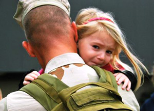 自由を守るため家族と別れ任地に向かう兵士