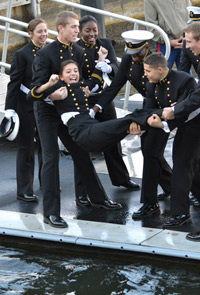 アナポリス海軍兵学校の学期末行進のあと河に投げ込まれる士官候補生