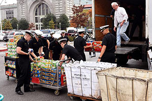 アナポリス海軍兵学校の学生が集めた食品をトラックに