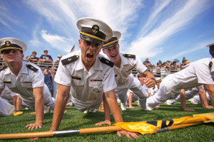 アナポリス海軍士官学校の一年生がエンドゾーンで腕立て伏せ