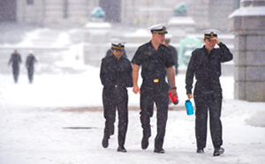 雪でも半袖なアナポリス海軍兵学校の士官候補生