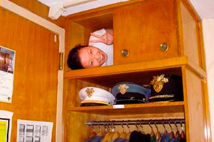 戸棚に隠れるウエストポイント陸軍士官学校の士官候補生