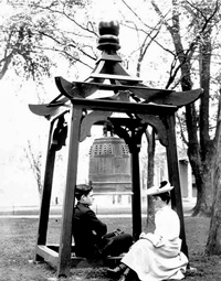 Annapolis's Gokokuji-bell in black and white photo
