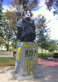 Kissなアナポリス海軍兵学校の銅像
