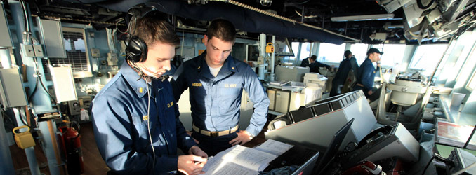 アメリカ海軍士官候補生が水上艦船で訓練中