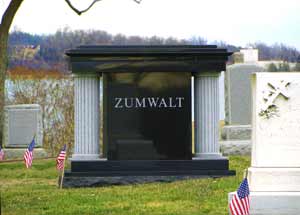 ズムウォルト海将の墓石